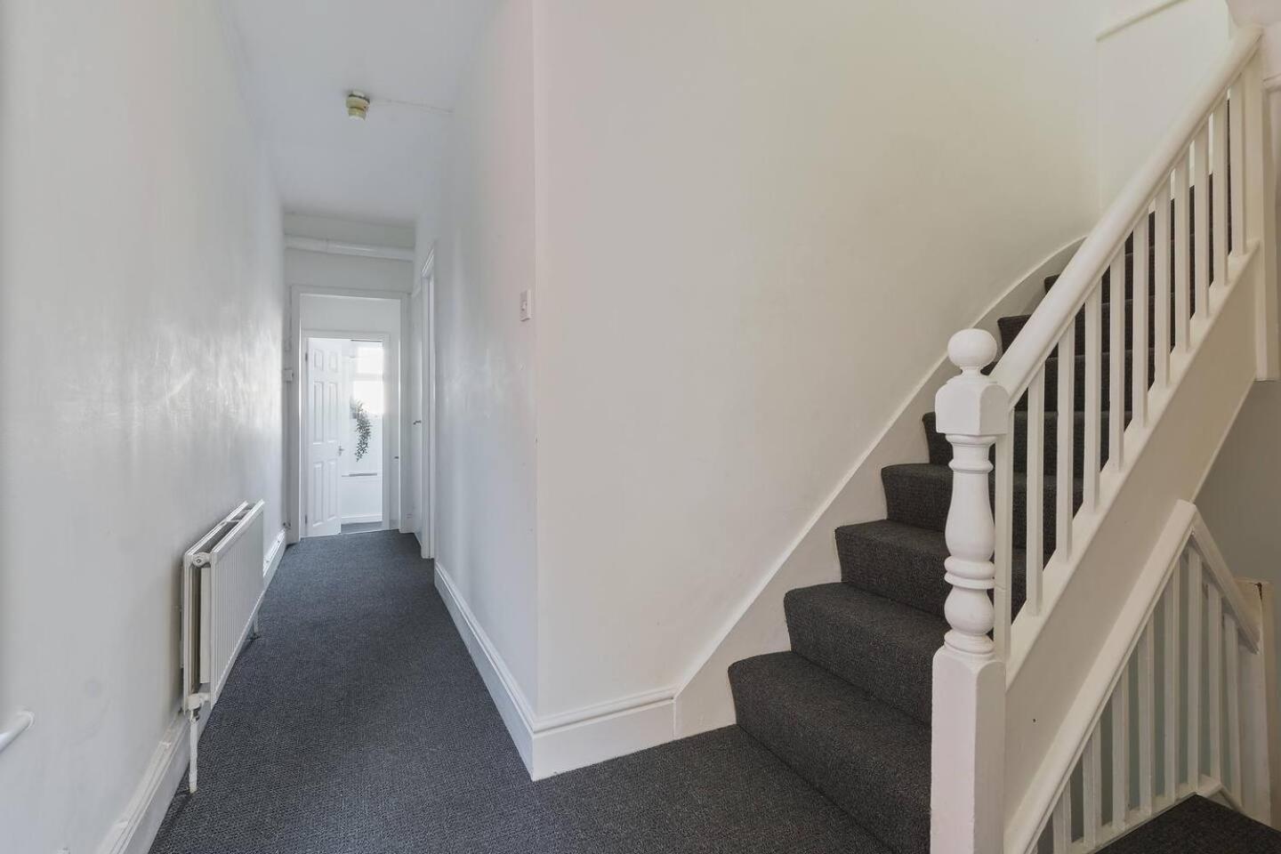 Prime Location Stylish 4-bed House Near Trent Br Holiday home *