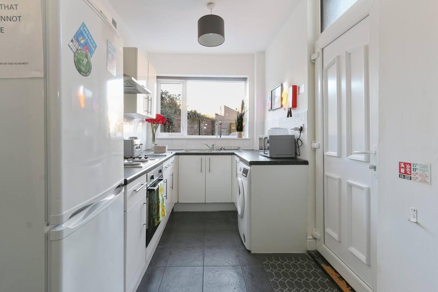 Prime Location Stylish 4-bed House Near Trent Br *