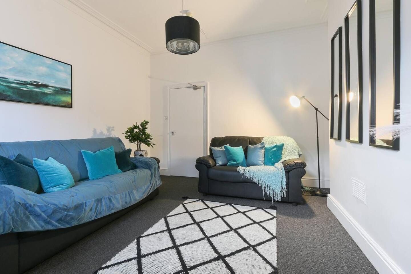 Holiday home Prime Location Stylish 4-bed House Near Trent Br