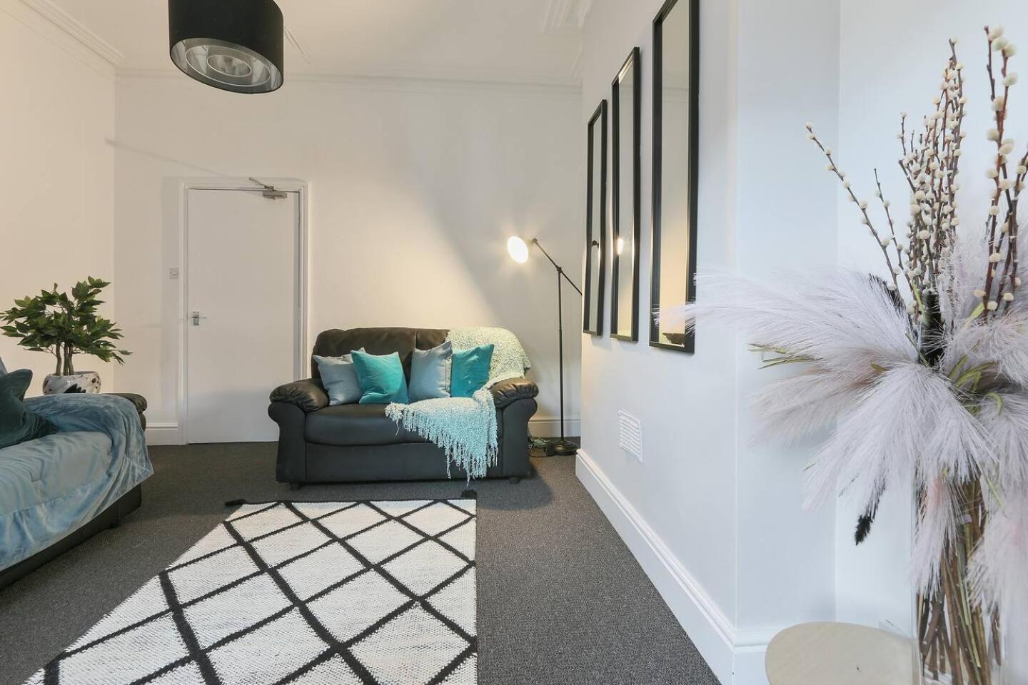 Prime Location Stylish 4-bed House Near Trent Br Holiday home *