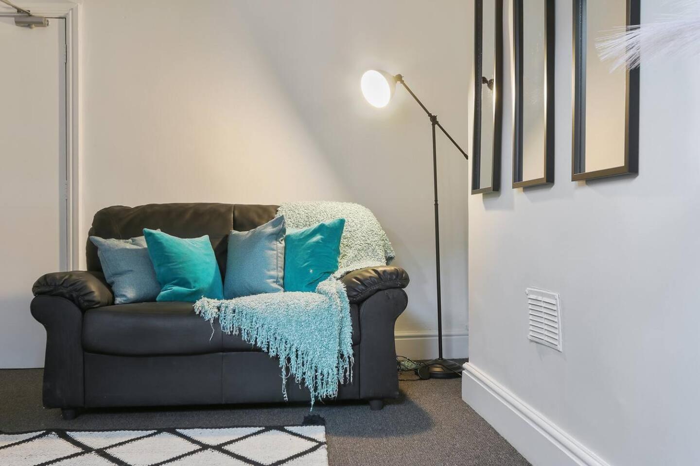 Prime Location Stylish 4-bed House Near Trent Br