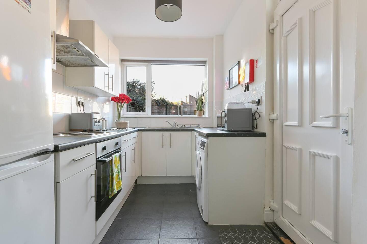Prime Location Stylish 4-bed House Near Trent Br Nottingham
