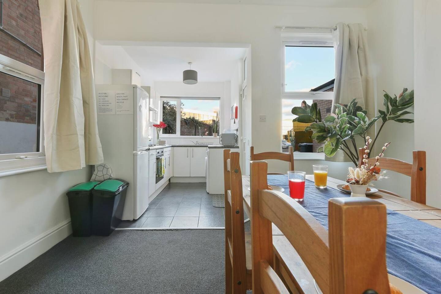 Prime Location Stylish 4-bed House Near Trent Br Holiday home *
