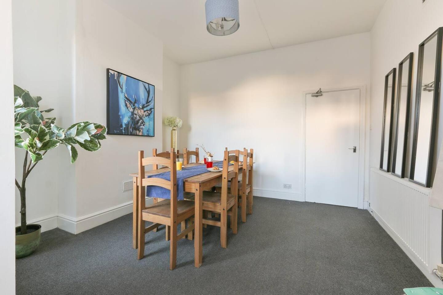 Prime Location Stylish 4-bed House Near Trent Br Holiday home Nottingham