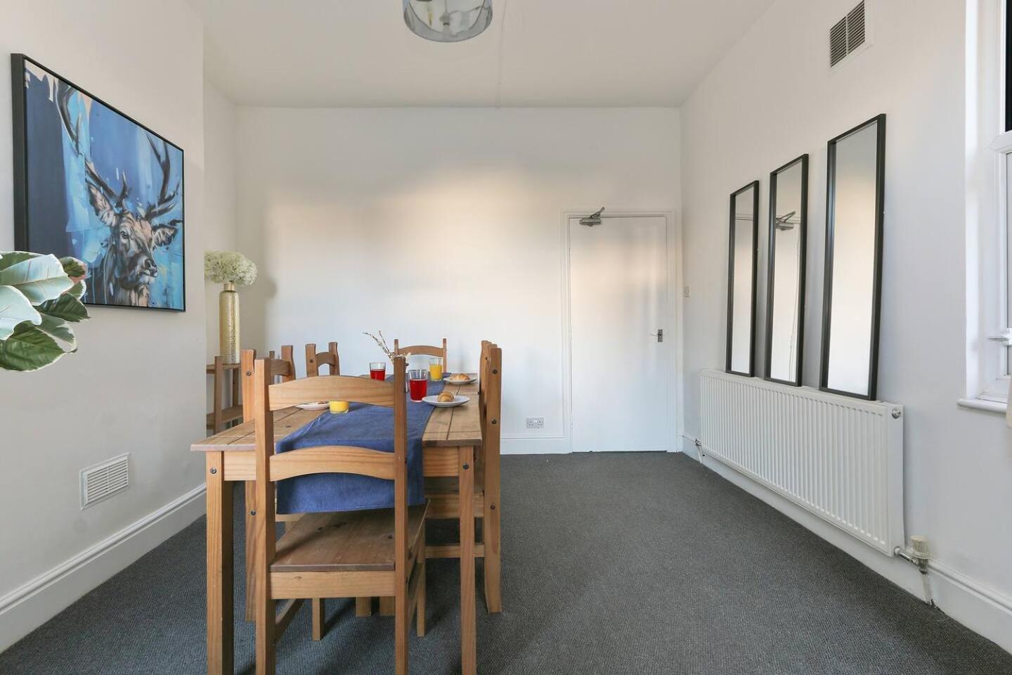 Prime Location Stylish 4-bed House Near Trent Br Holiday home