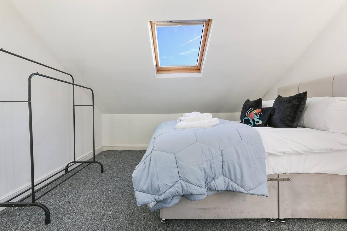 Holiday home Prime Location Stylish 4-bed House Near Trent Br *
