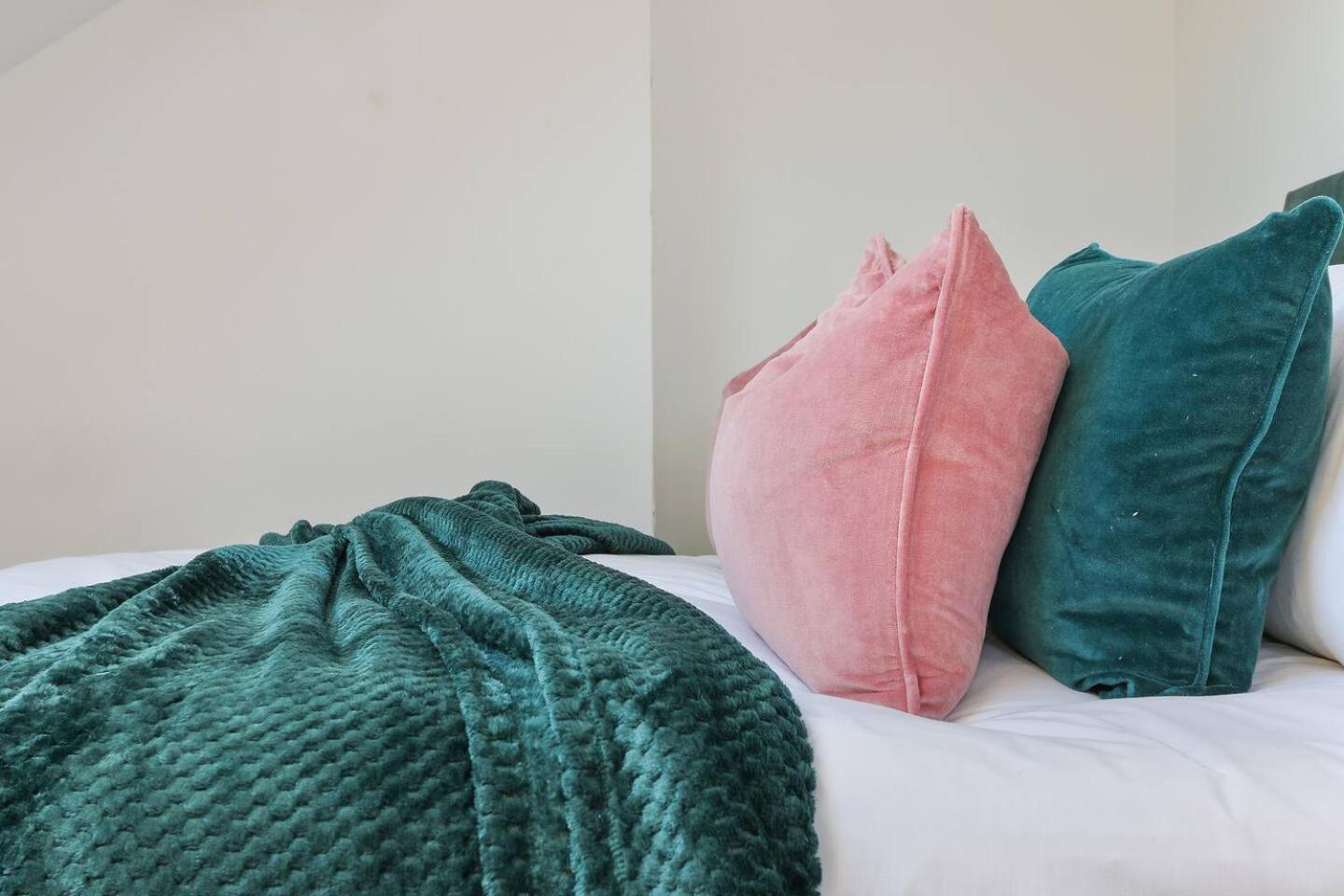 Holiday home Prime Location Stylish 4-bed House Near Trent Br