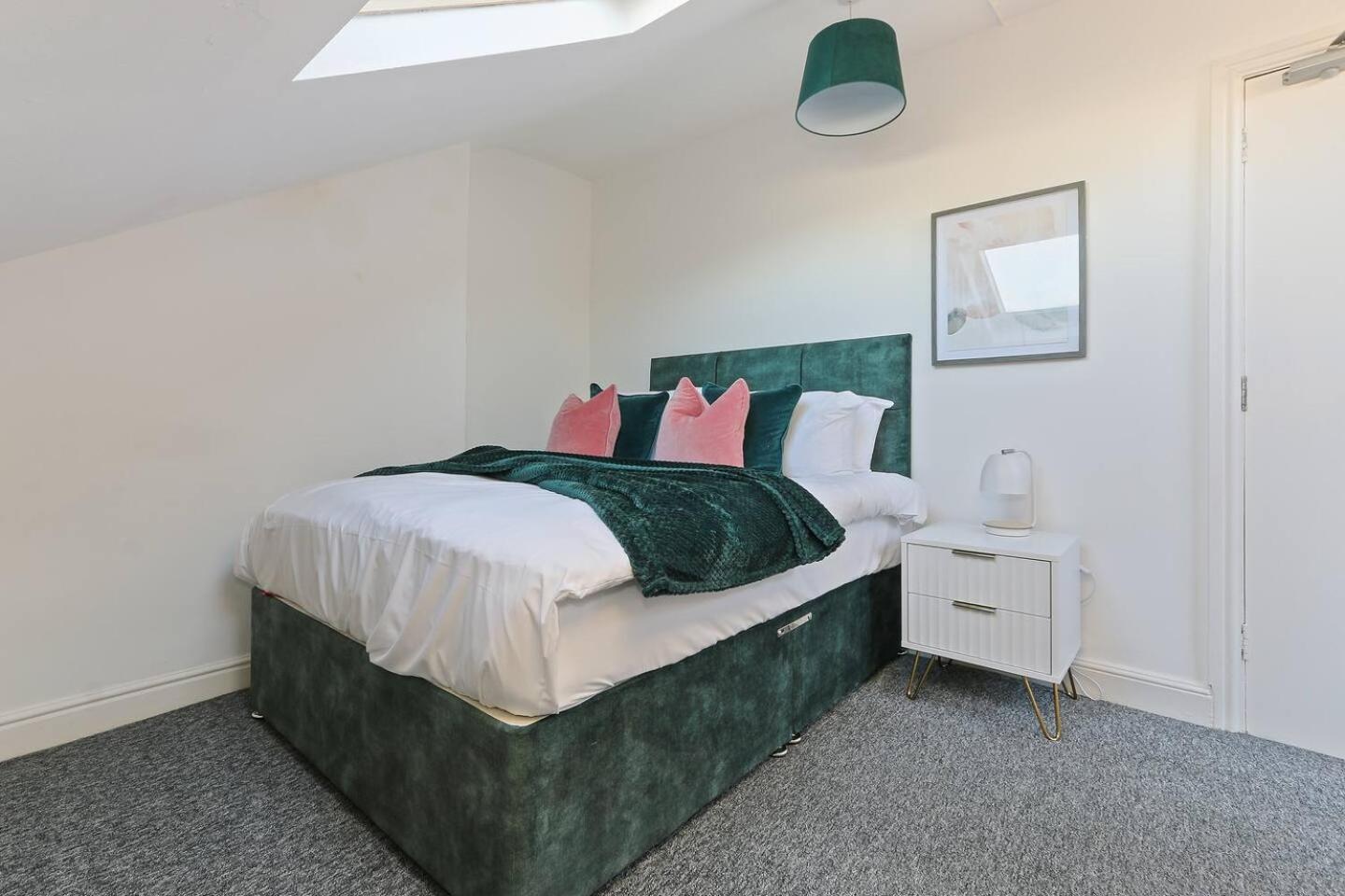 Prime Location Stylish 4-bed House Near Trent Br Nottingham