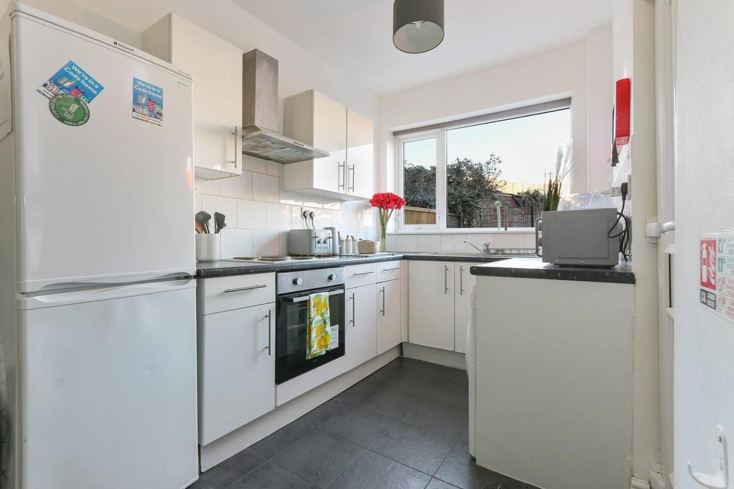 Prime Location Stylish 4-bed House Near Trent Br Holiday home