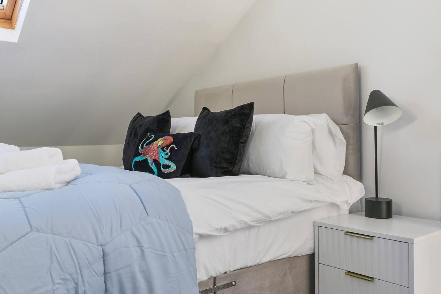 Prime Location Stylish 4-bed House Near Trent Br *