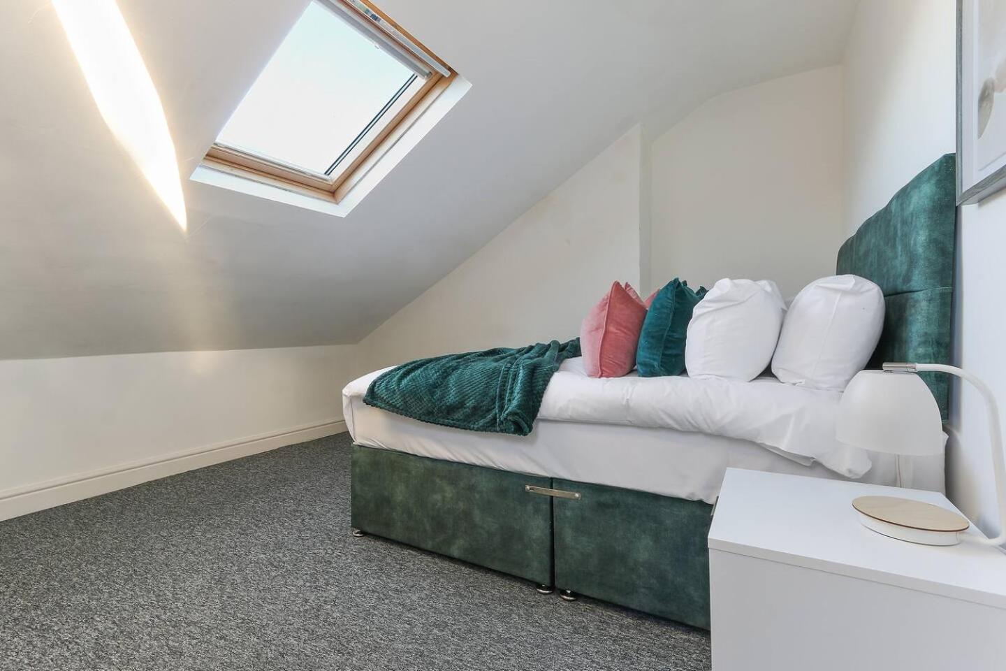 Prime Location Stylish 4-bed House Near Trent Br